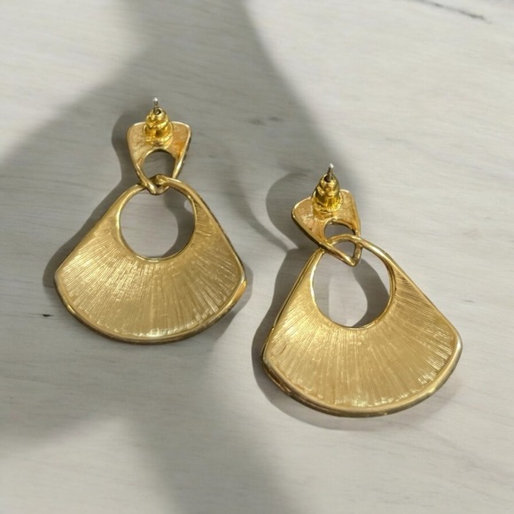 Peach/ Pink Enamel Vintage Oil
Painting Round Stud
Earrings - Picture 3 of 6